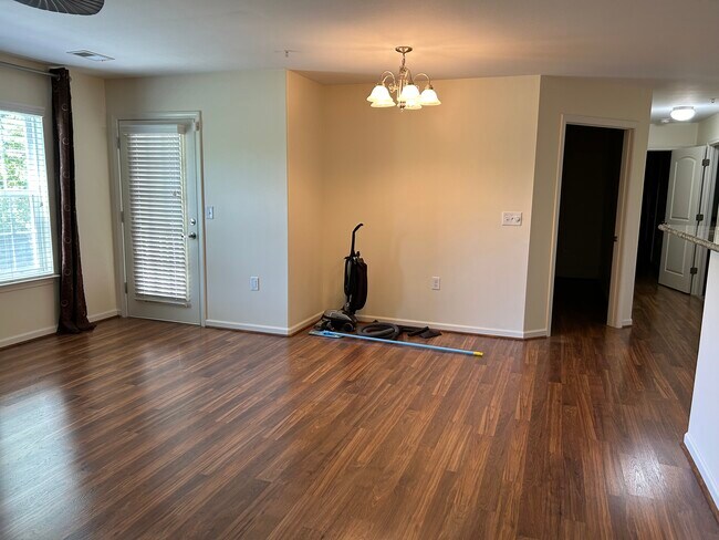 Foto del edificio - 4705 Pennoak Ln