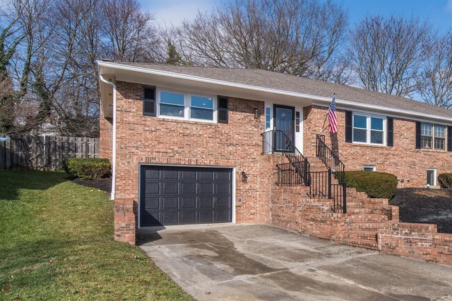 Building Photo - 605 Camino Dr