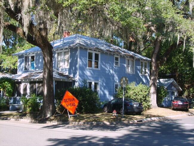 Foto del edificio - Huge 3 Bedroom, 1 Bathroom Apartment Steps From UF in Fifth Avenue