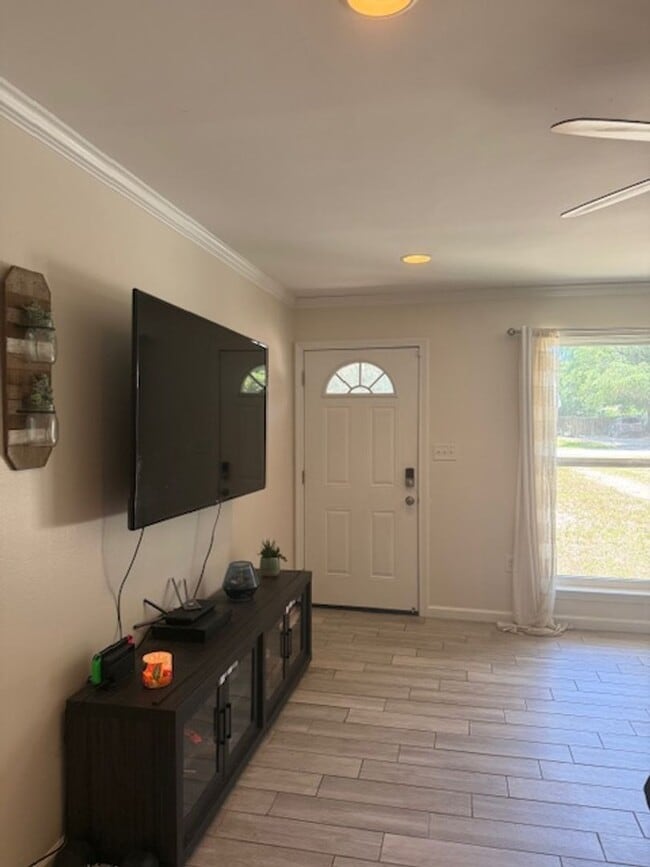 Building Photo - Charming Navarre Home on Nearly Half an Acre