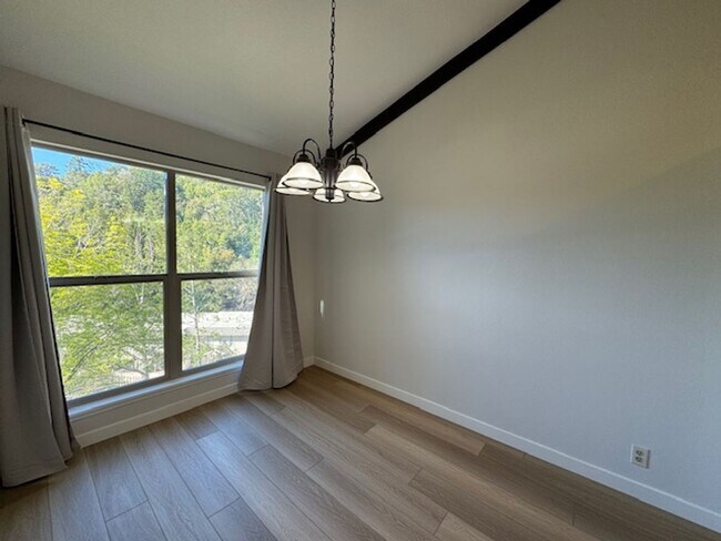 Building Photo - 2 story condo w/new laminate flooring!