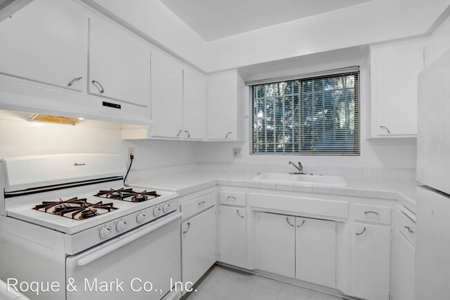 Building Photo - 1 br, 1 bath Apartment - 744 S. Windsor Bo...
