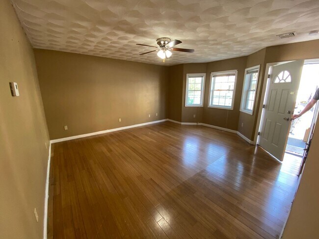 Foto del edificio - Spacious Newly Constructed  4 Bed 2 Bath T...