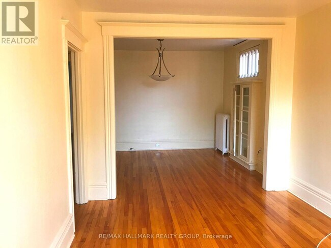 Building Photo - 421 Lisgar St