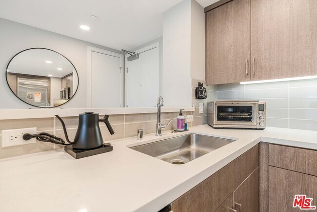 Building Photo - 6030 S Seabluff Dr