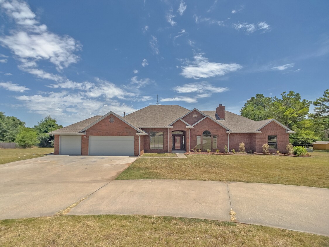 Primary Photo - Large Private Oasis FOR RENT in Tuttle!