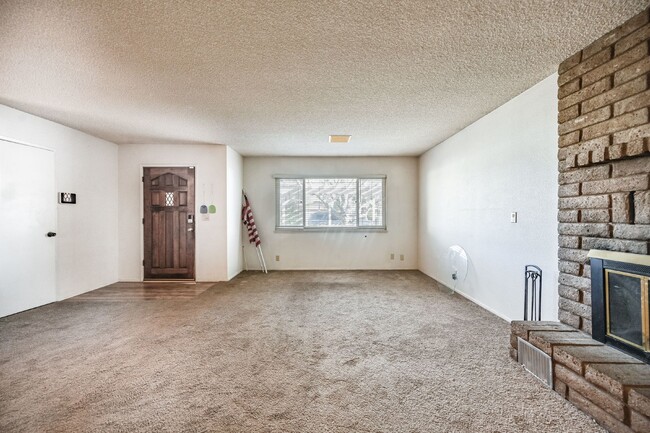 Building Photo - 3 bedroom, 2 bath with large living room a...