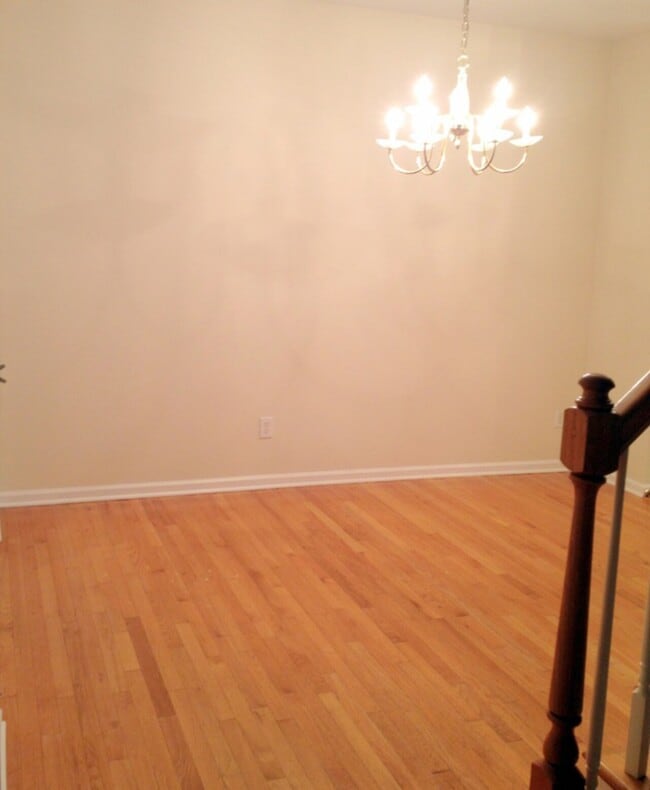 Building Photo - 412 Silvergrove