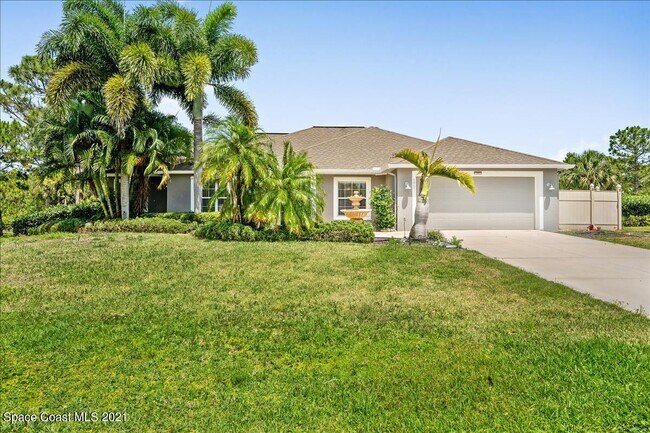 Foto del edificio - 5867 Treasure Ln