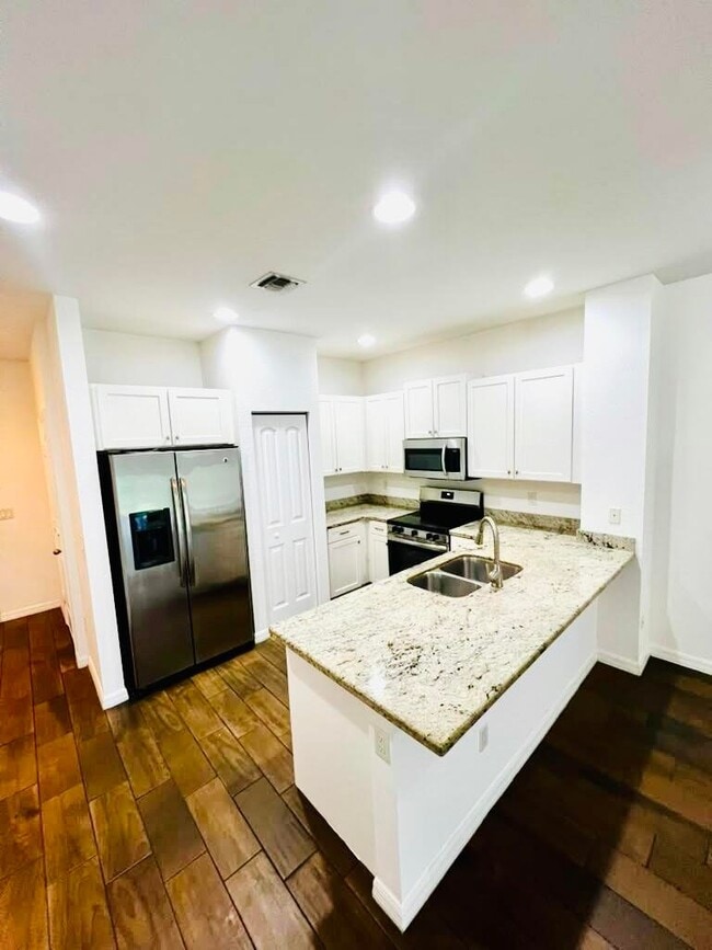Building Photo - 1129 Vermilion Dr