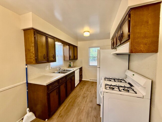 Foto del edificio - 2 Bedroom Duplex In Wyoming Available December 1st