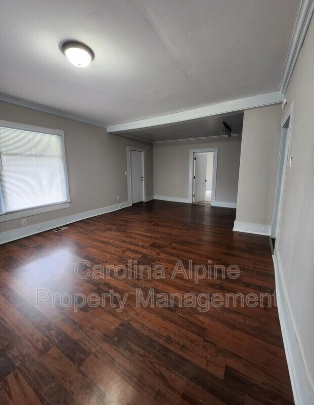 Foto del edificio - 1028 S Main St