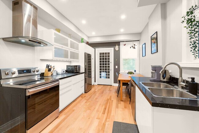 Photo du bâtiment - 30 Carlton St.