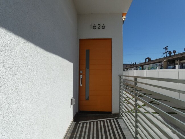 Building Photo - 1626 S La Brea Ave