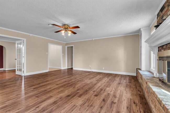 Building Photo - 23826 Farm Hill Dr