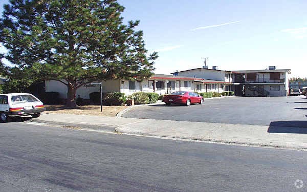 Building Photo - El Rey Apartments