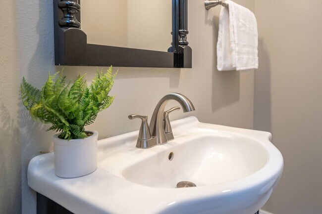 Foto del edificio - Beautiful Designed & Updated 3 bed/2.5 Bat...