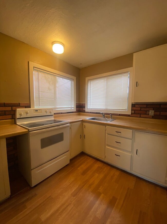 Building Photo - Country 2 bedroom 1 bathroom with outbuild...