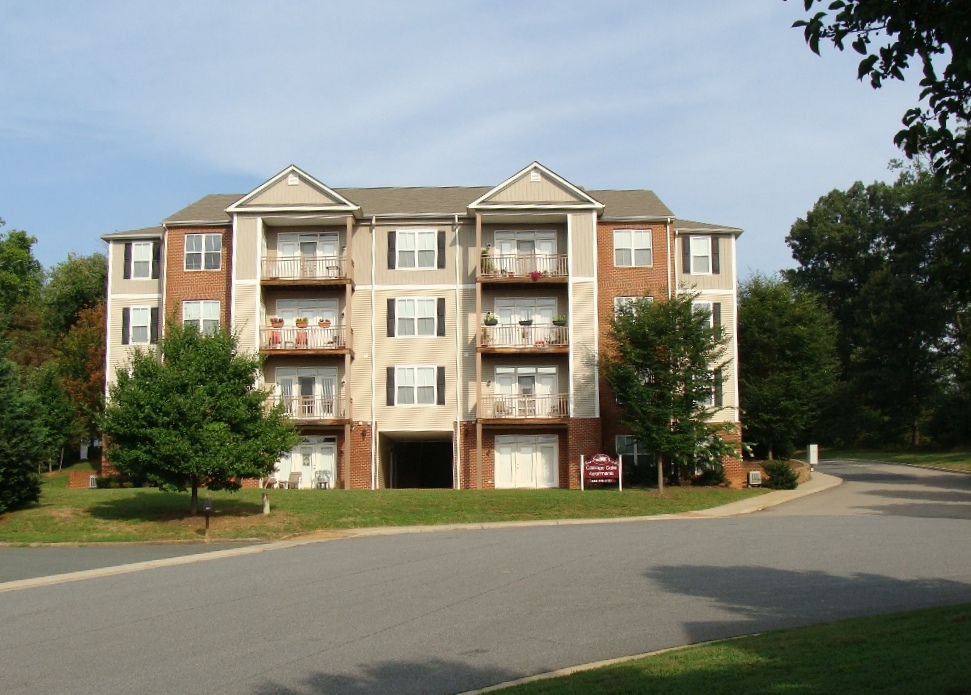 Carriage Gate Apartments Apartments - 635-675 Woodbrook Dr ...