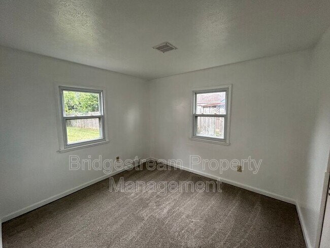 Foto del edificio - 4893 Burkhardt Rd