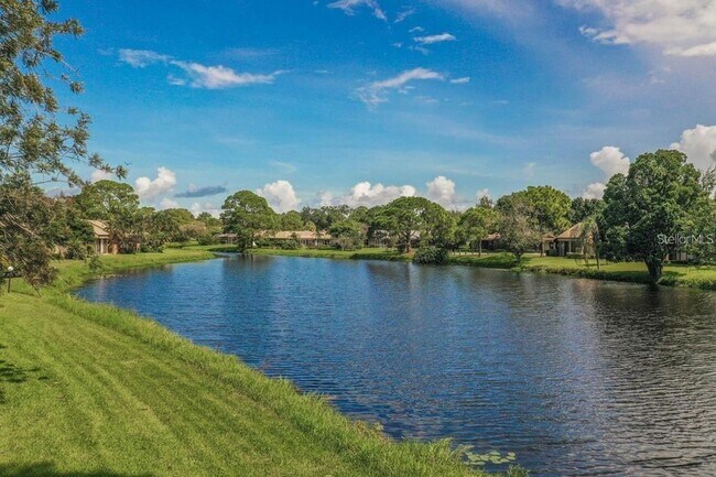 Foto del edificio - 5319 Myrtle Wood