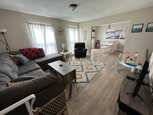 Building Photo - 4 BED 2 BATH HOME CLOSE TO PETERSON AFB & SCHRIEVER AFB!