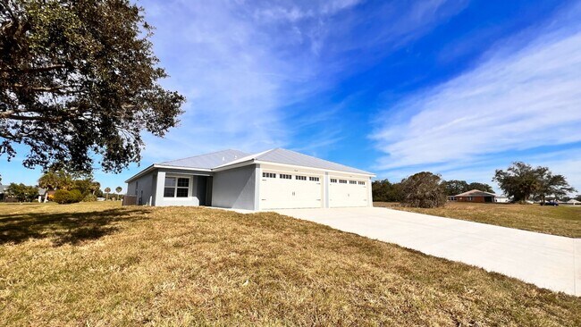 Foto del edificio - AVAILABLE ON JAN 26TH! BRAND NEW!! 3 Bed/2...