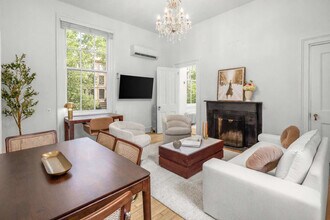 Building Photo - 3 E 9th St