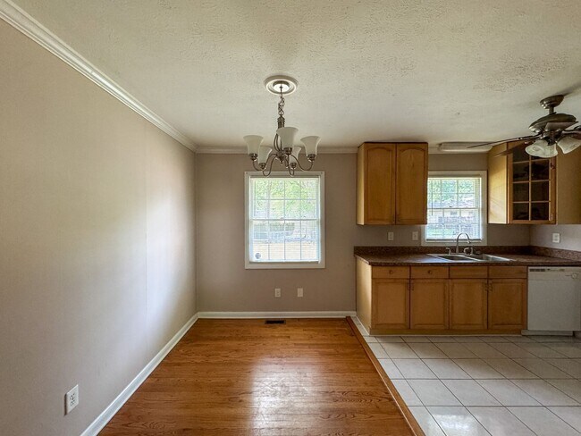 Foto del edificio - Charming 3 Bed 2 Bath Fayetteville Home with Fenced Yard