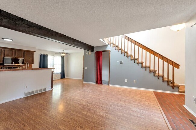 Foto del edificio - 2 bed 1 bath Townhome with a 2 car garage