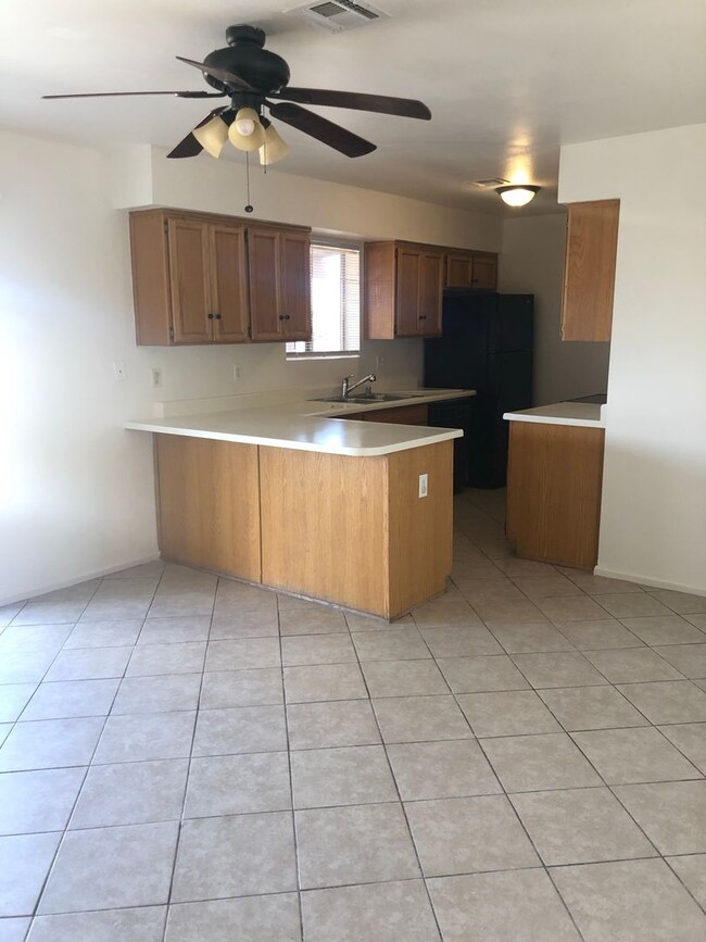 Foto del edificio - Remodeled 4 bedroom For Rent