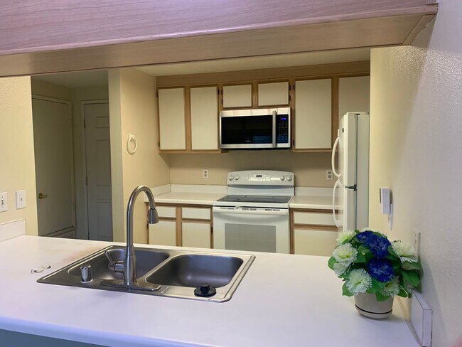 Building Photo - Cozy Condo in 55+ Community