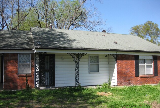 Building Photo - Spacious 4BR House  with  Sunroom  in  Mem...