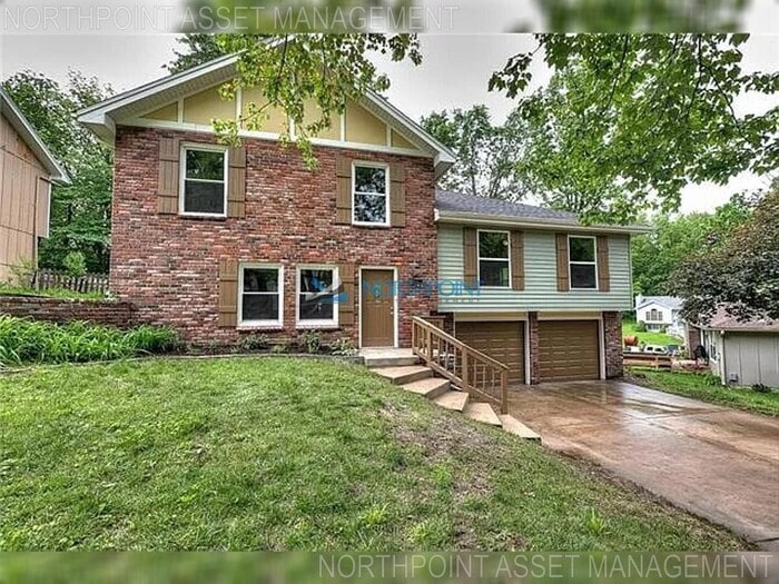 Foto principal - 4 bedrooms, 3 baths gorgeous Parkville home