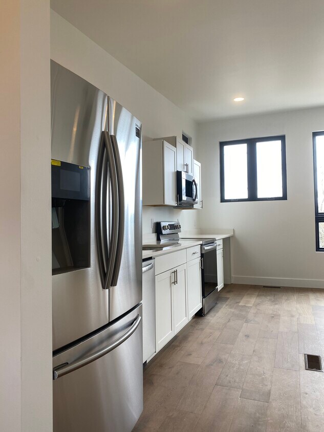 945 E Morris St Unit B, Indianapolis, IN 46203 Apartments in