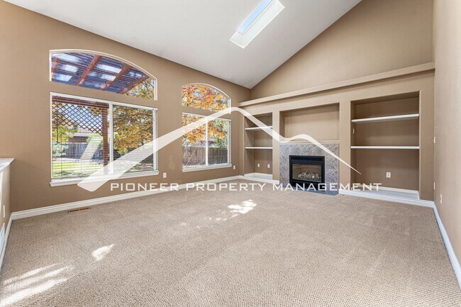 Foto del edificio - Spacious Home with Fenced Yard and Central AC