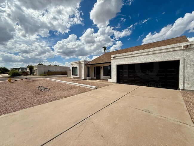 Building Photo - 1462 E Dava Dr