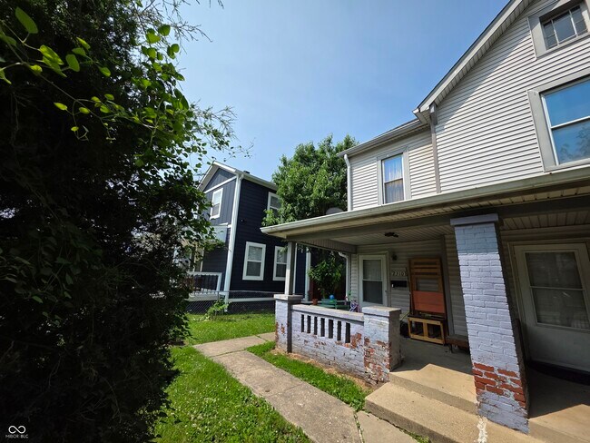 Foto del edificio - 2310 N Kenwood Ave
