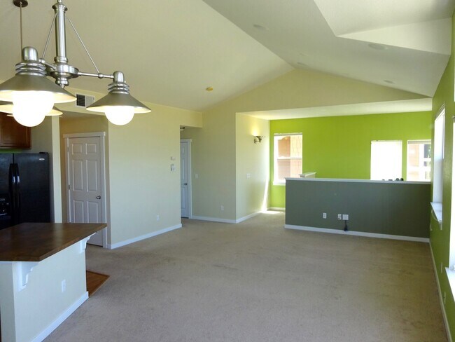Foto del edificio - Top Floor Two-Bedroom w/ Detached Garage