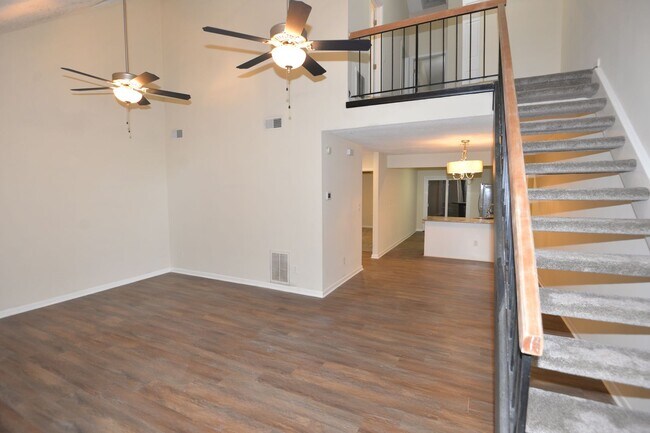 Building Photo - Updated Townhome in Larkspur Meadows
