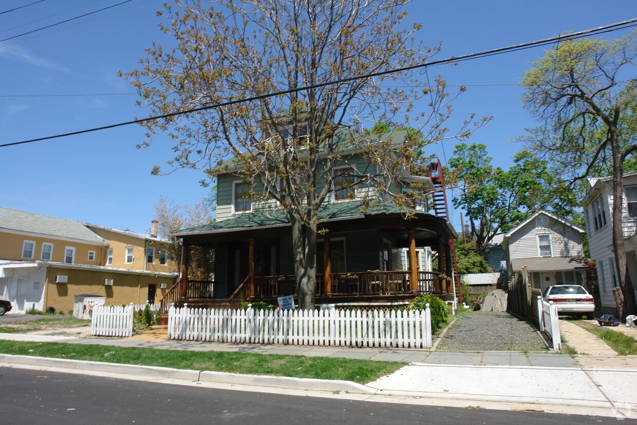 Building Photo - 608 Sewall Ave