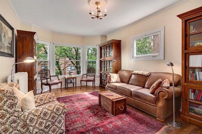 Building Photo - 511 Malden Ave E