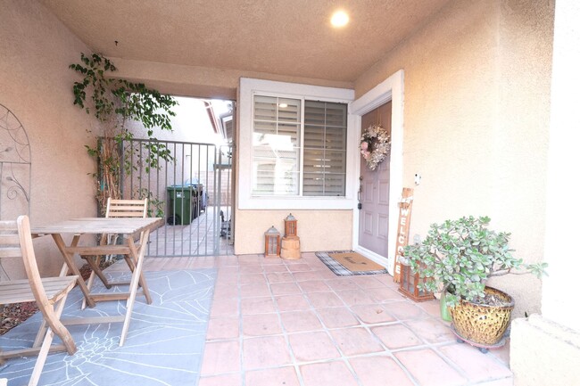Building Photo - First time rental - 3 bed, 2 1/2 bath Park...