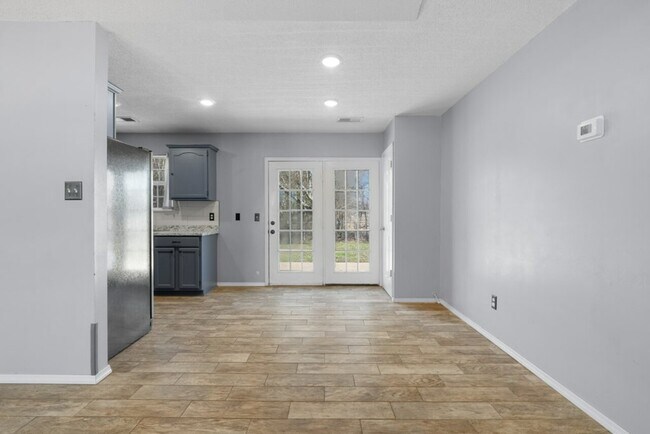 Building Photo - 160 Sugarberry Dr