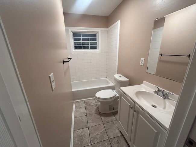 Building Photo - 2805 Bonnybrook Dr SW