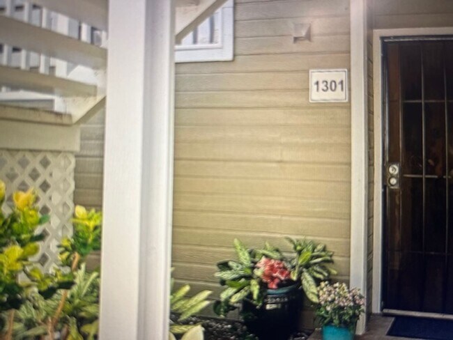 Building Photo - Fully Upgraded and Private 2 Bedroom Condo