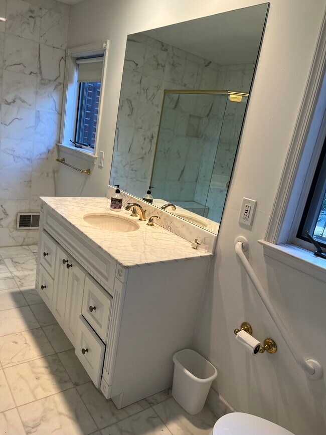 Baño completo en el piso principal - 8904 Grant St