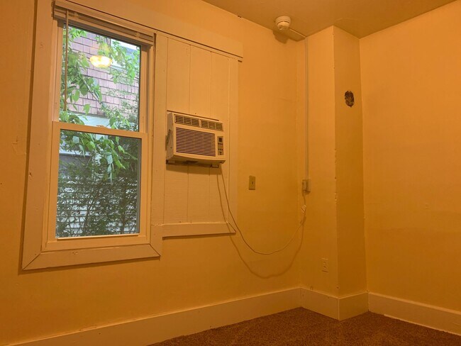 Building Photo - Large House -5 Bedroom/ 1 Bathroom - Downt...