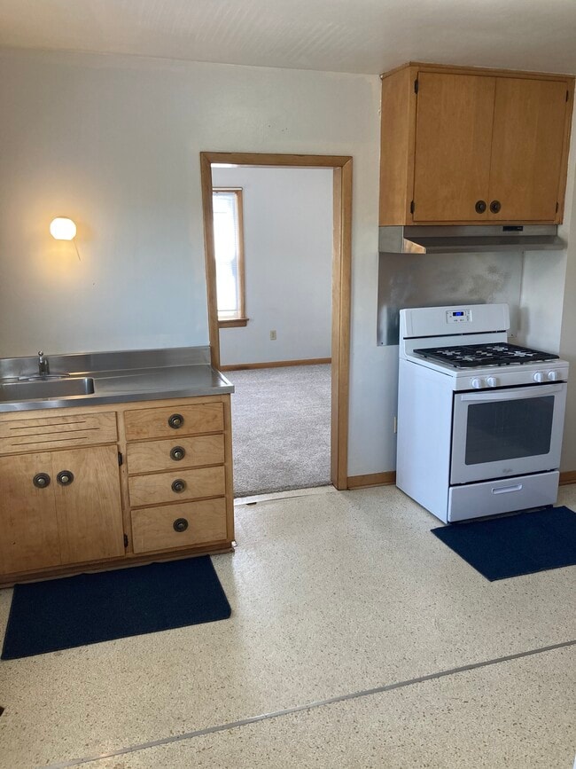 Building Photo - 826 Hess Ave