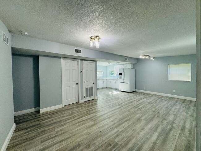 Building Photo - GORGEOUS 3 Bedroom and 2 Bathroom Home in ...